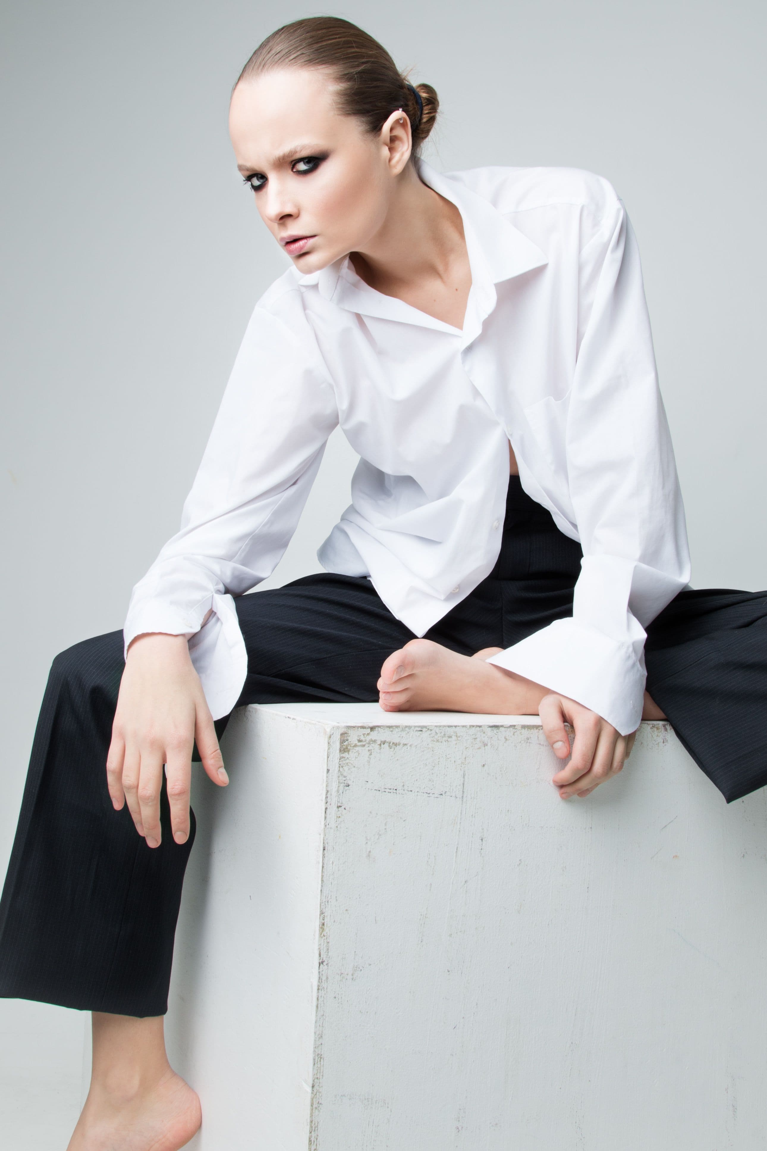 Le Pantalon de Nuit porté en studio avec une chemise blanche — sergé de coton teint à l’indigo.